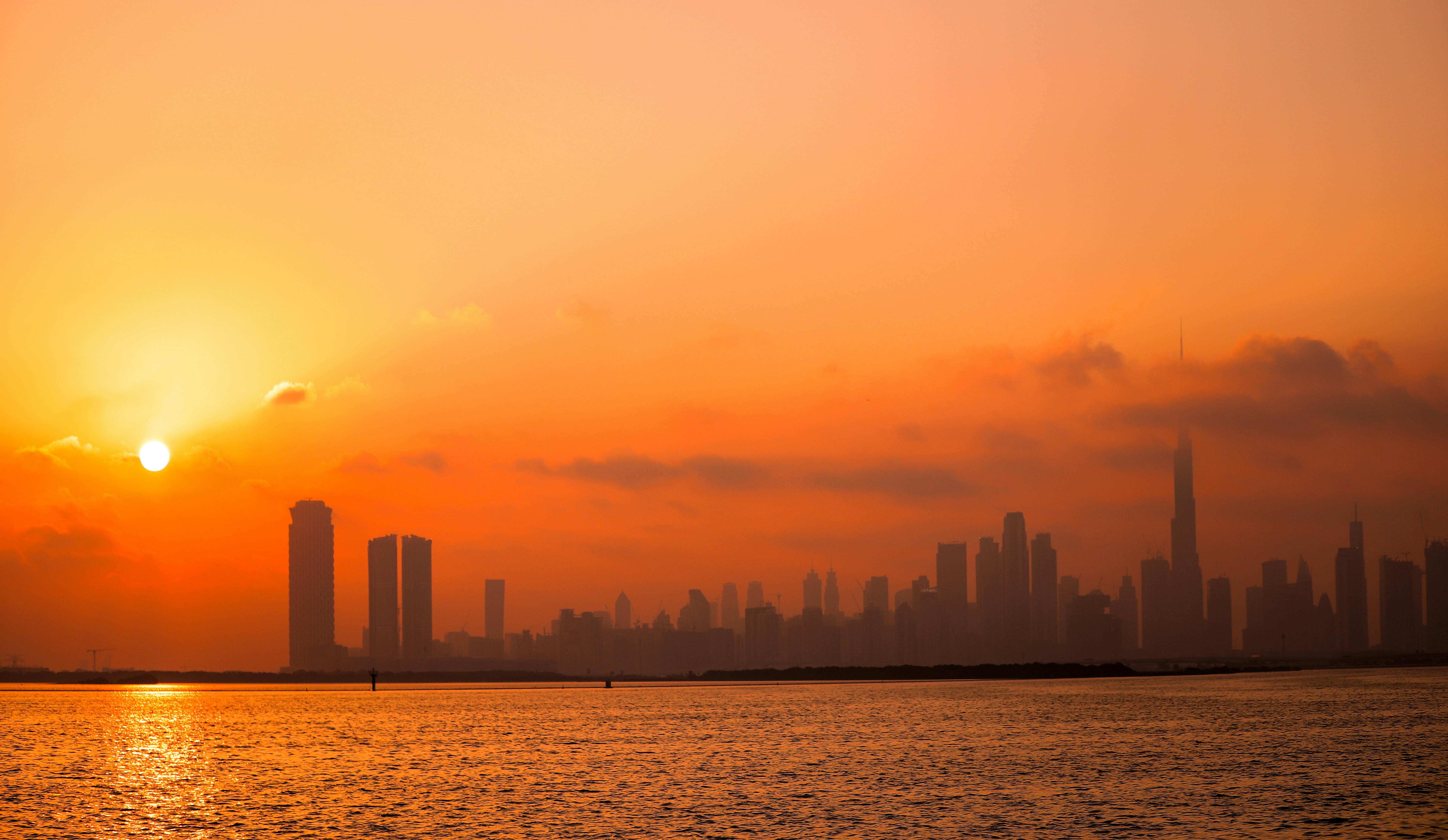 4k 桌面 Backgound Mac 壁紙 傍晚天空 傍晚的太陽 光 光線 剪影 反射 史詩觀 哈里發塔 城市 城市旅行 壁紙背景 夕陽的顏色 夜遊 夜間照片 天際線 太陽 市中心 市容 旅客 旅行 旅遊攝影 旅遊目的地 日落 日落美景 晚間 景觀 杜拜