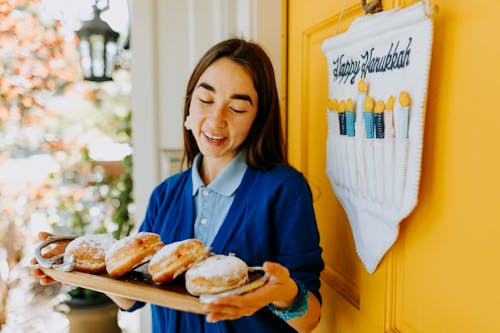 Foto De Mujer De Pie Junto A Una Puerta