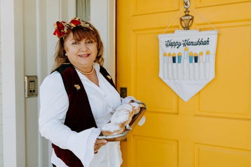 Foto Der Frau, Die Ein Tablett Der Donuts Hält