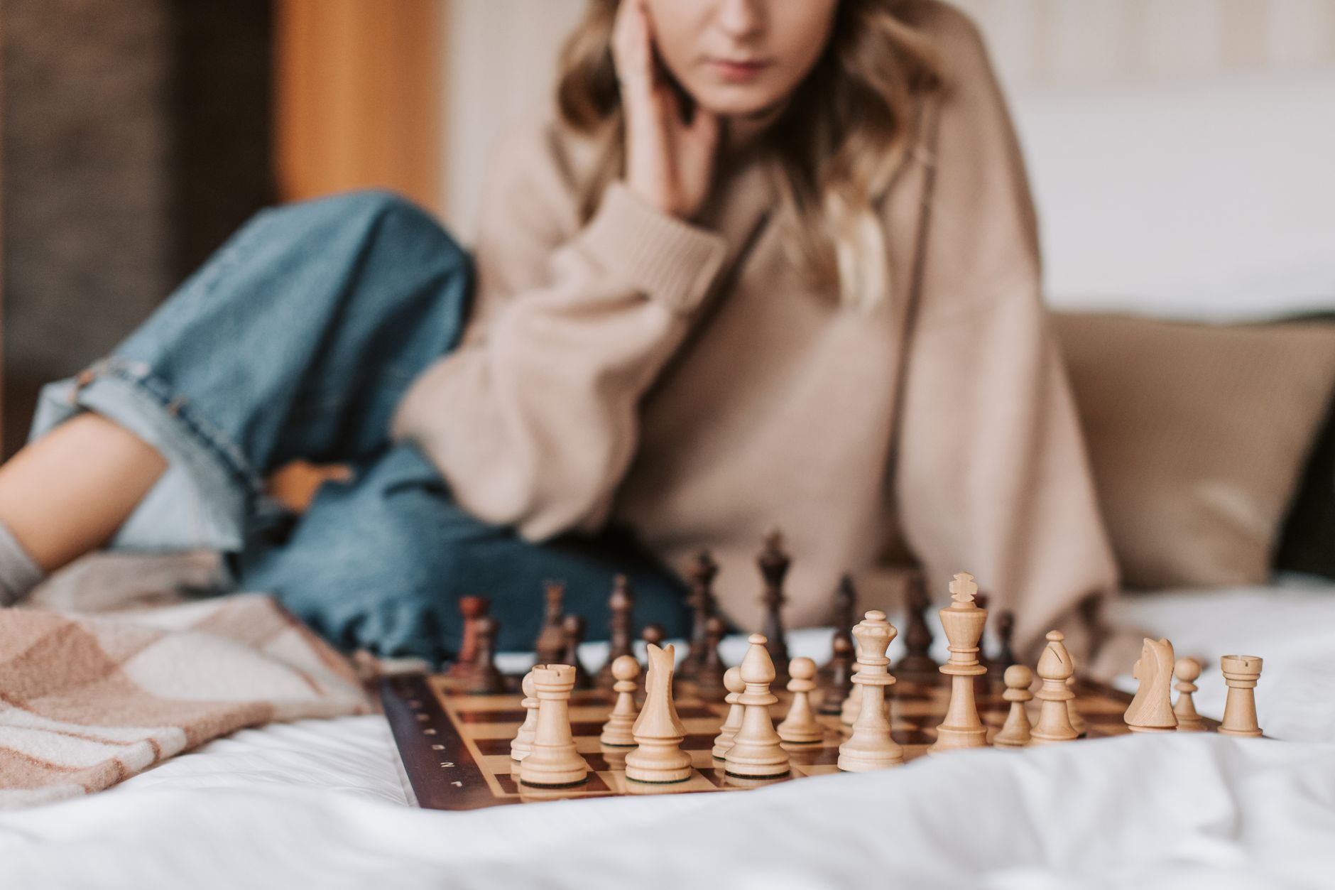 女性沉思下棋象徵人生抉擇