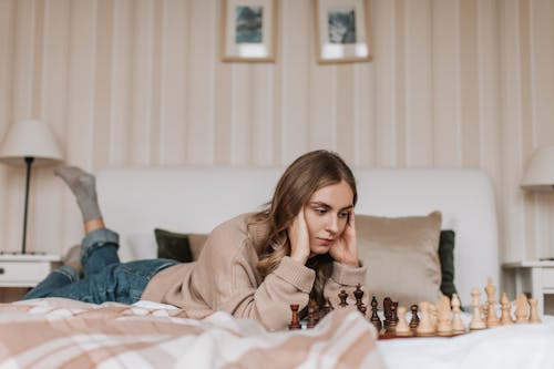 Základová fotografie zdarma na téma desková hra, hnědý svetr, hra