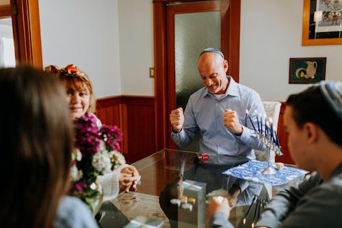 Foto Der Familie, Die Dreidel Zusammen Spielt