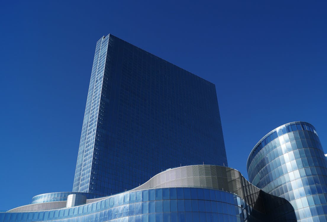 無料 青い空の下の青いコンクリートの建物 写真素材