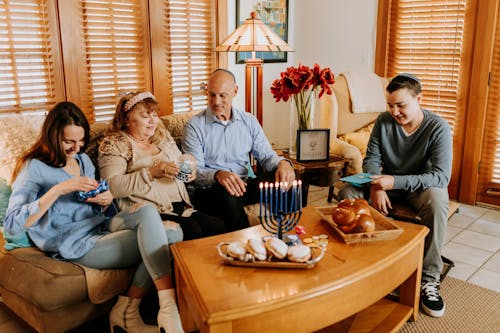 Foto Der Familie, Die Geschenke Austauscht