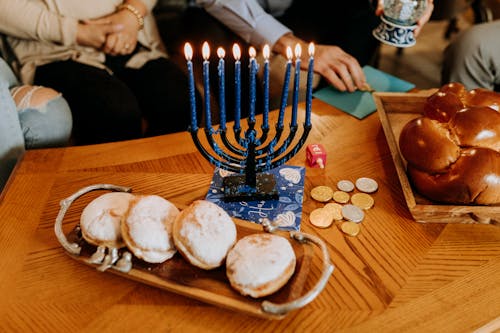 Foto Des Kerzenhalters Neben Donuts