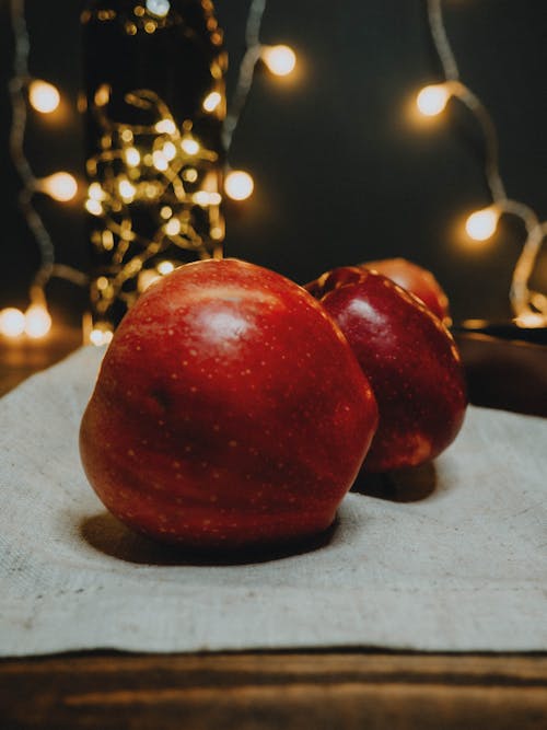Kostenloses Stock Foto zu äpfel, beleuchtung, dunkel