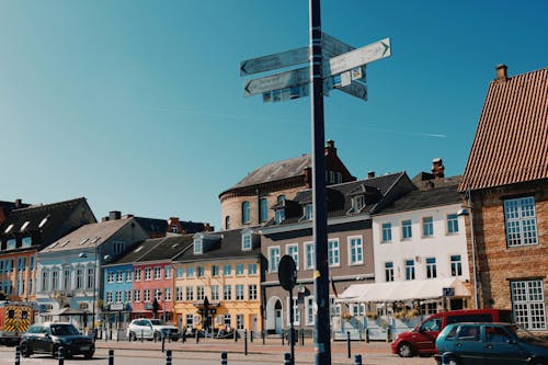 Gratis lagerfoto af arkitektur, biler, blå himmel