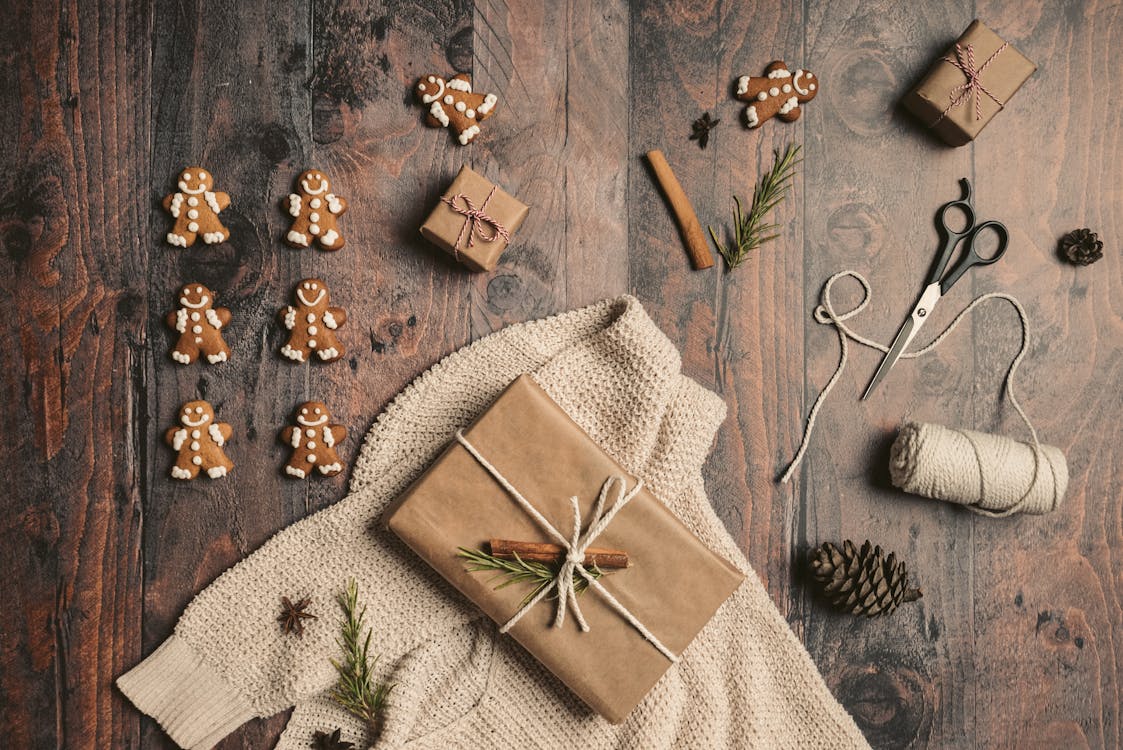 Ekologicky zabalený vianočný darček s perníkmi