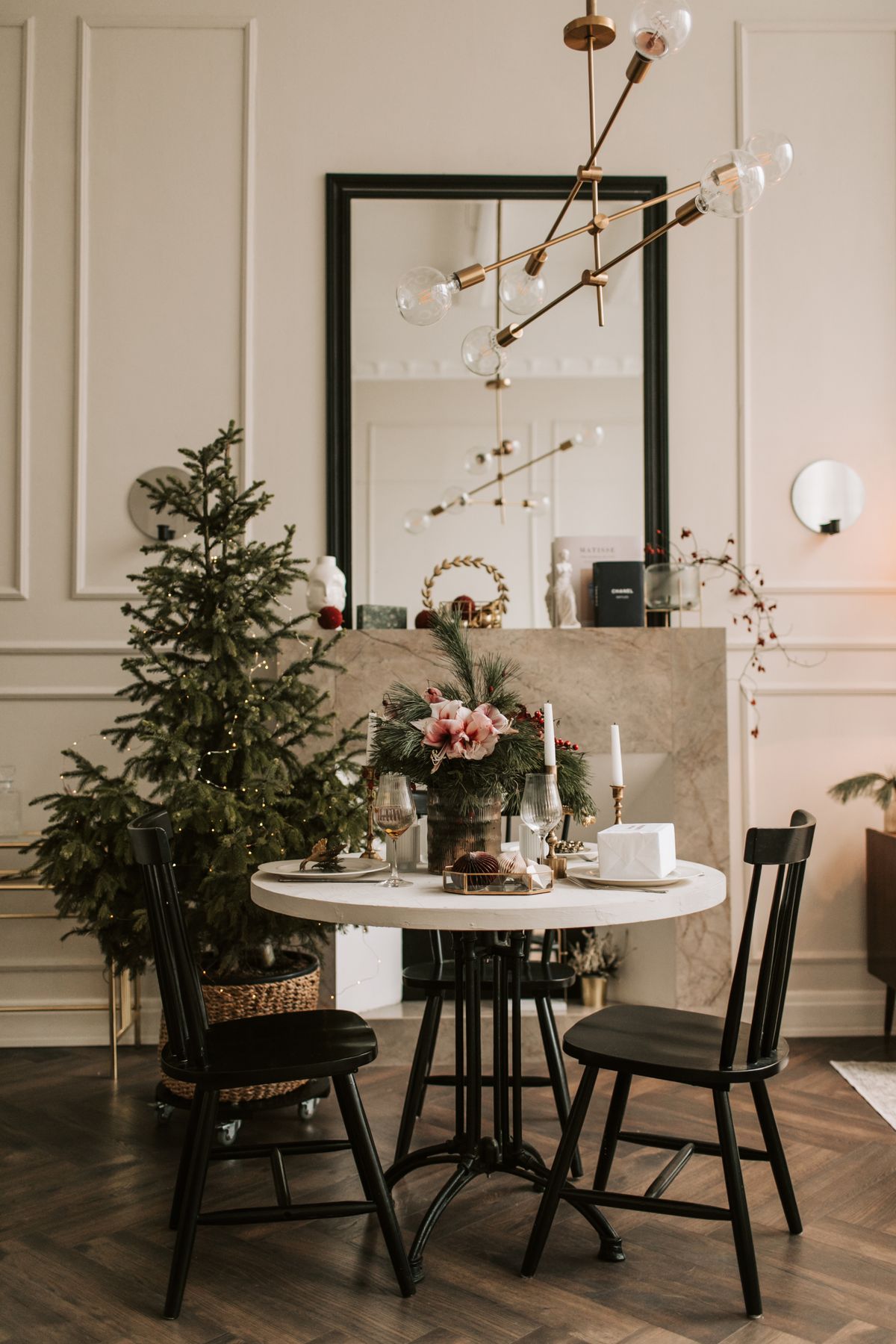 White christmas tablescape ideas with a bright elegant table setting