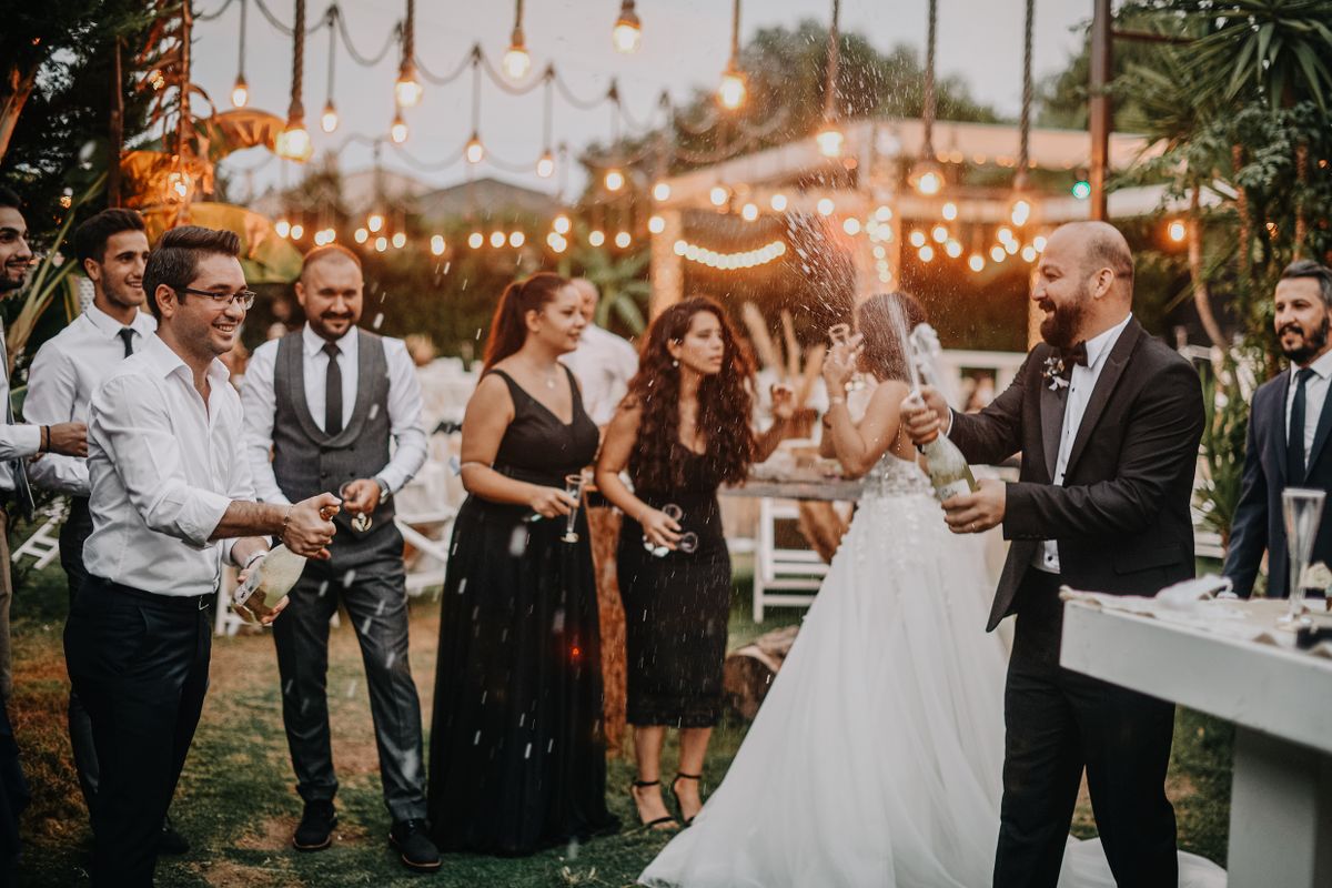 Invités joyeux à une table de réception de mariage