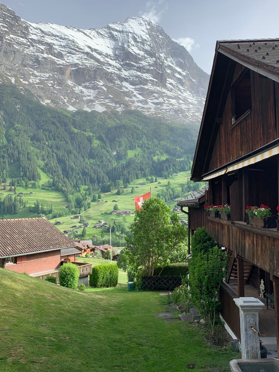 Maison en bois près d'une montagne