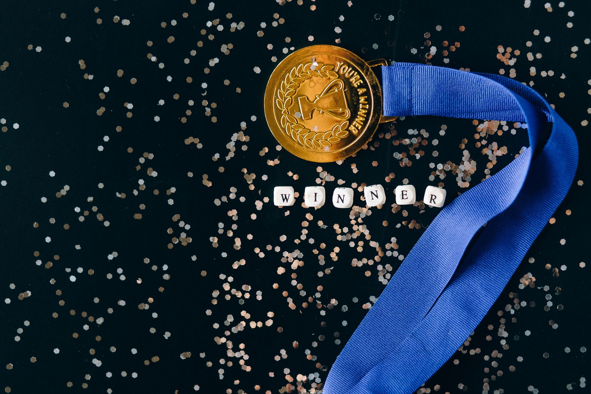 Trump heeft moeite met omhangen medaille