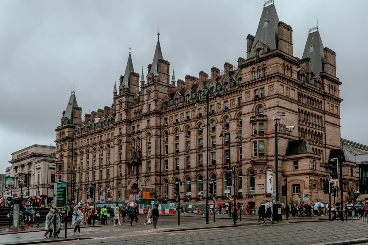 Arhitectura victoriana din centrul Liverpoolului, cu pietoni