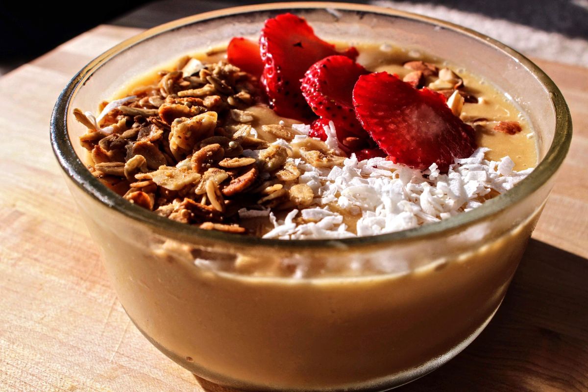 Bowl con pasta de maní y frutas