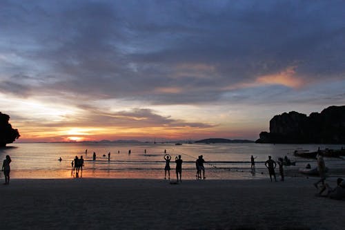 ada, akşam Güneşi, amantes de la playa içeren Ücretsiz stok fotoğraf