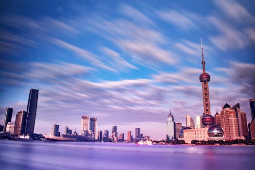 上海白天的天际线充满活力，以标志性的摩天大楼和变幻的天空为特色