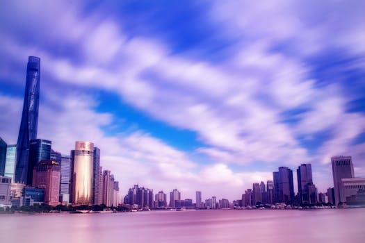 迷人的上海天际线，云层翻涌，夕阳绚烂