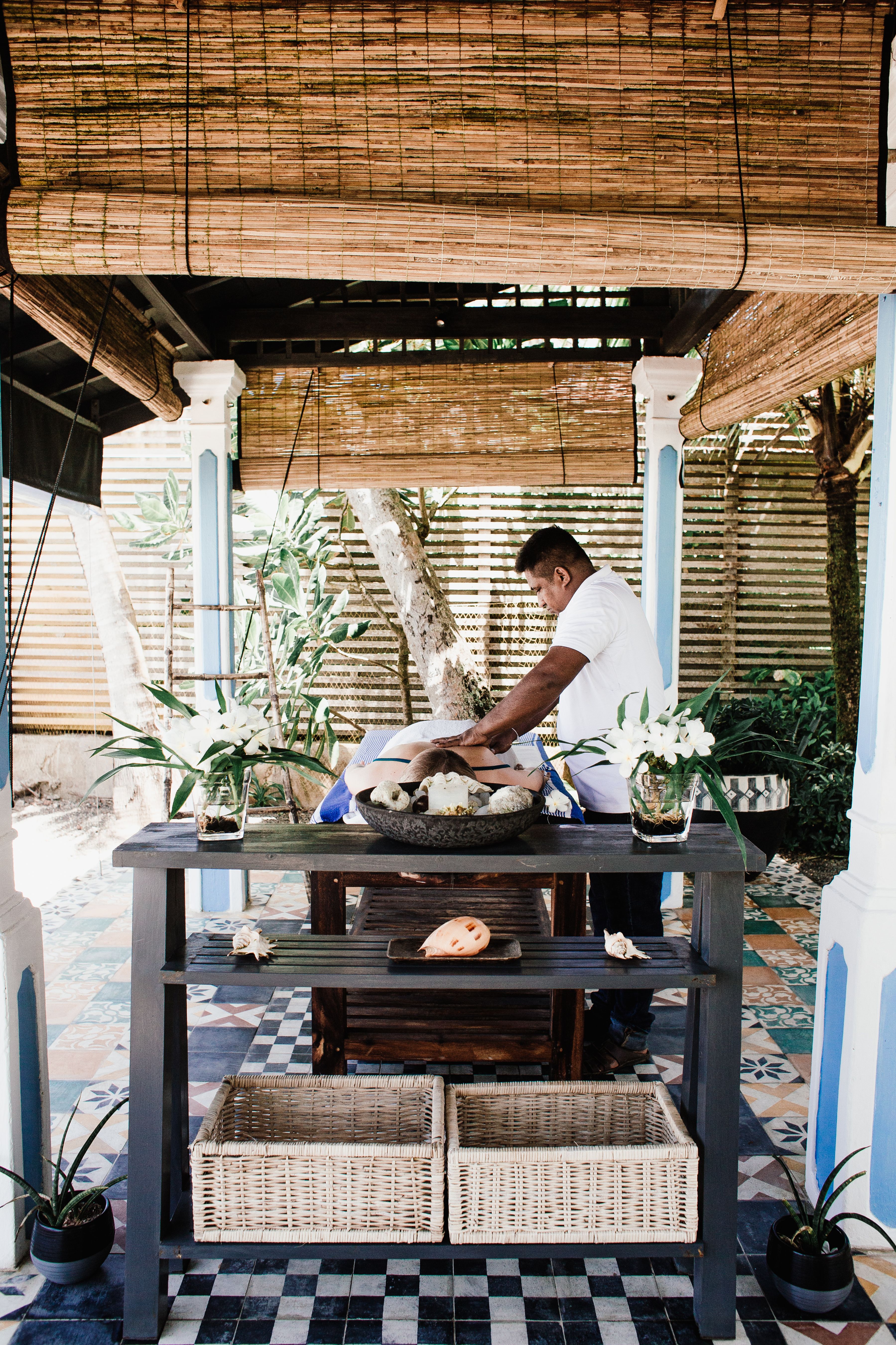 Séance de massage relaxant dans un spa de luxe entouré de jardins tropicaux