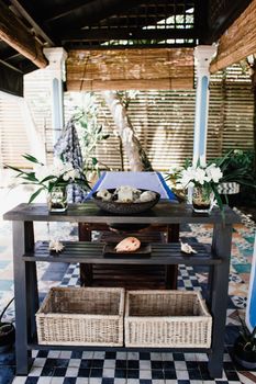 Pavillon de spa relaxant avec table de massage dans un jardin tropical à Maurice