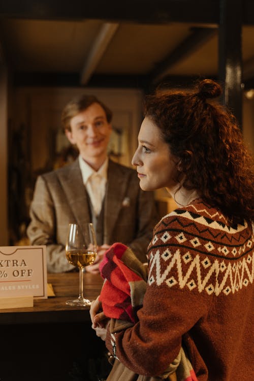 Darmowe zdjęcie z galerii z brązowy sweter, kieliszek wina, kobieta