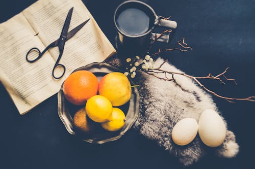 Frutas Al Lado De Huevos De Gallina