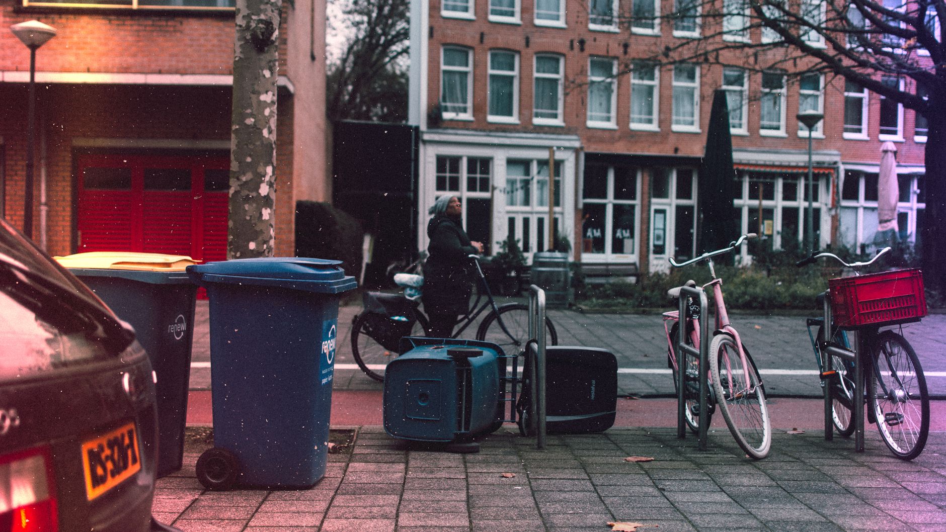 Amsterdam'da bir sokakta yeni bir çöp kutusu