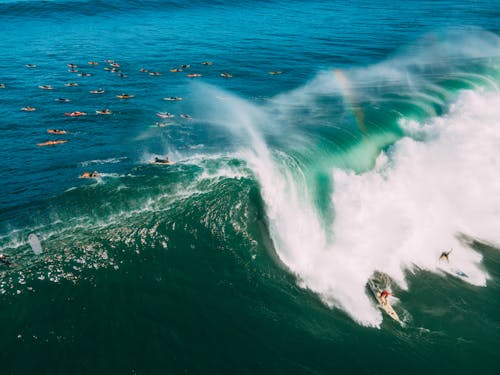 免费 人们在大浪中冲浪的鸟瞰图 素材图片
