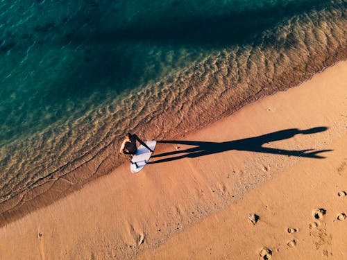 Kobieta W Białej Sukni Spaceru Na Plaży Brown Sand