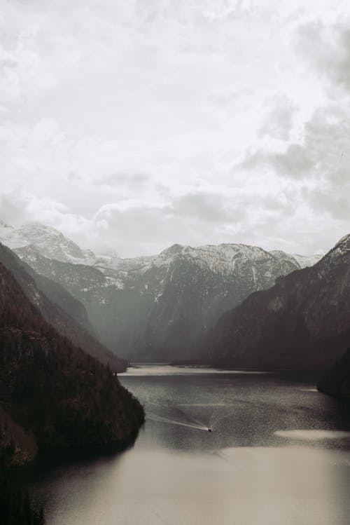 多云的天空下山间河