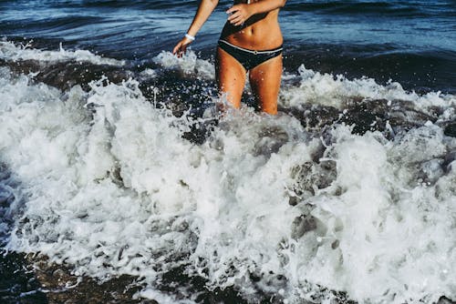 Gratis arkivbilde med bikini, bølge, bølger