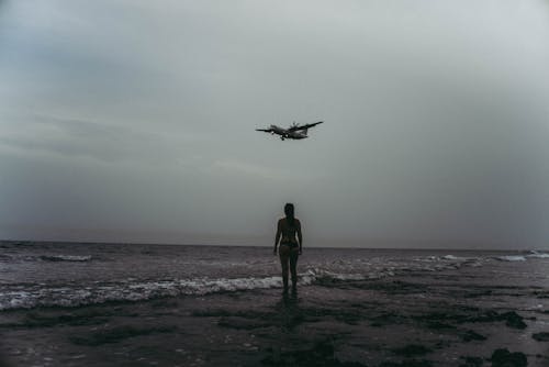 Sahilde Kadın Gri Tonlamalı Fotoğraf