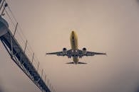 在西班牙特吉塞，一架黄色飞机降落在多云的天空中，景象引人注目