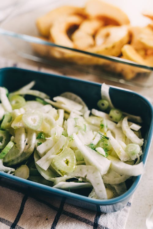 Vegetais Fatiados Em Recipiente De Plástico Preto