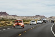 在亚利桑那州杨附近的沙漠高速公路上行驶，可以欣赏到美丽的沙漠景观