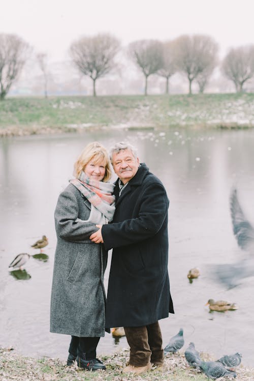 Základová fotografie zdarma na téma černý kabát, dvojice, holubi