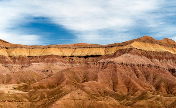 亚利桑那州分层砂岩地层的景色，在广阔的蓝天下展现