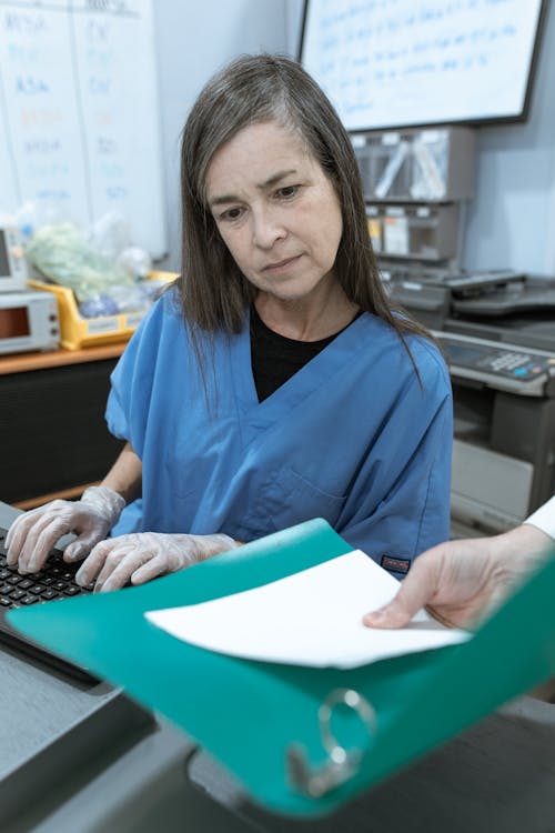 Frau Im Blauen Peeling Anzug, Der Weißes Papier Hält