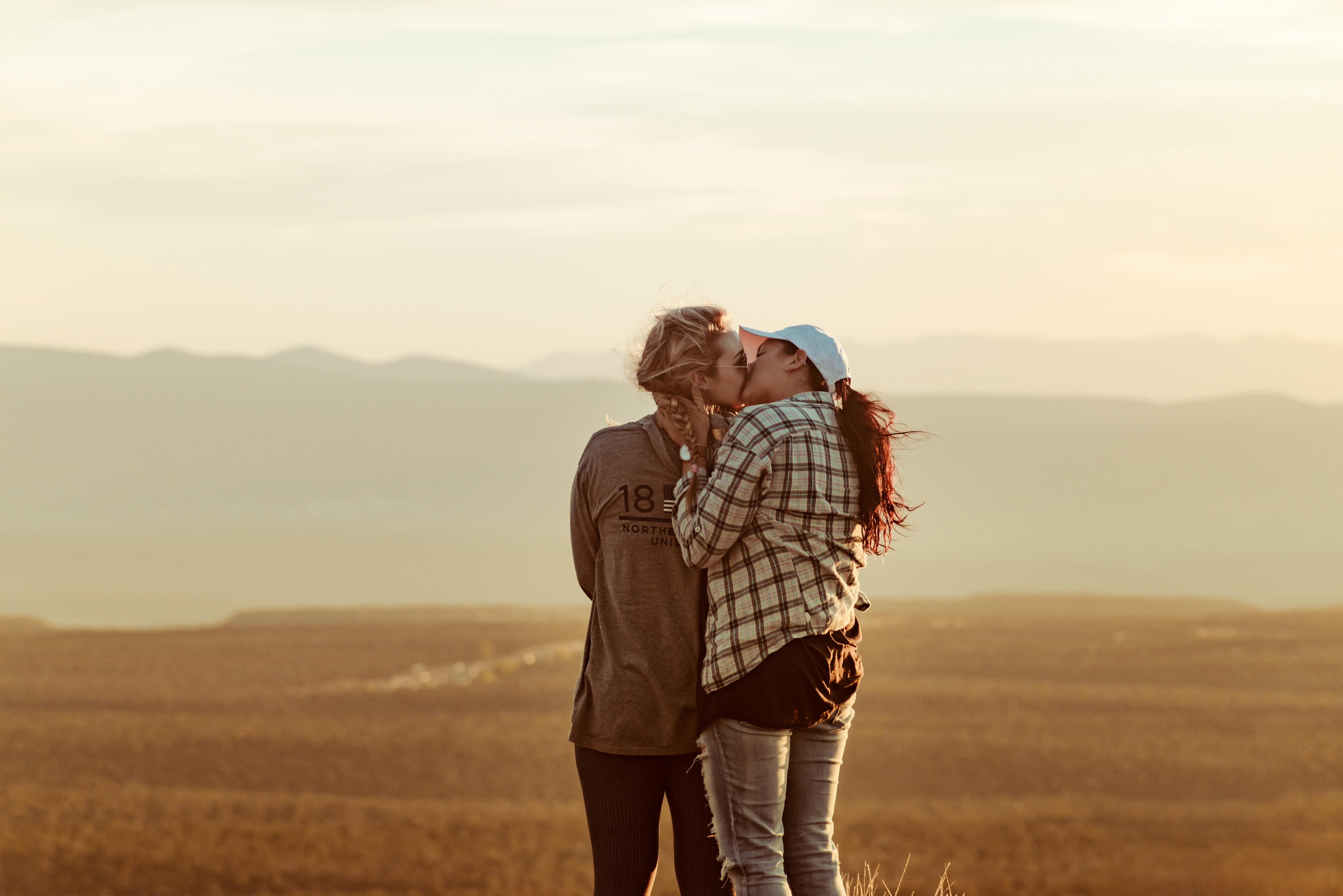 couple kissing