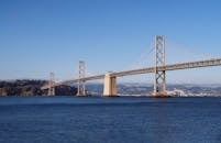 在晴朗的日子里，旧金山-奥克兰海湾大桥横跨海湾的景色格外美丽