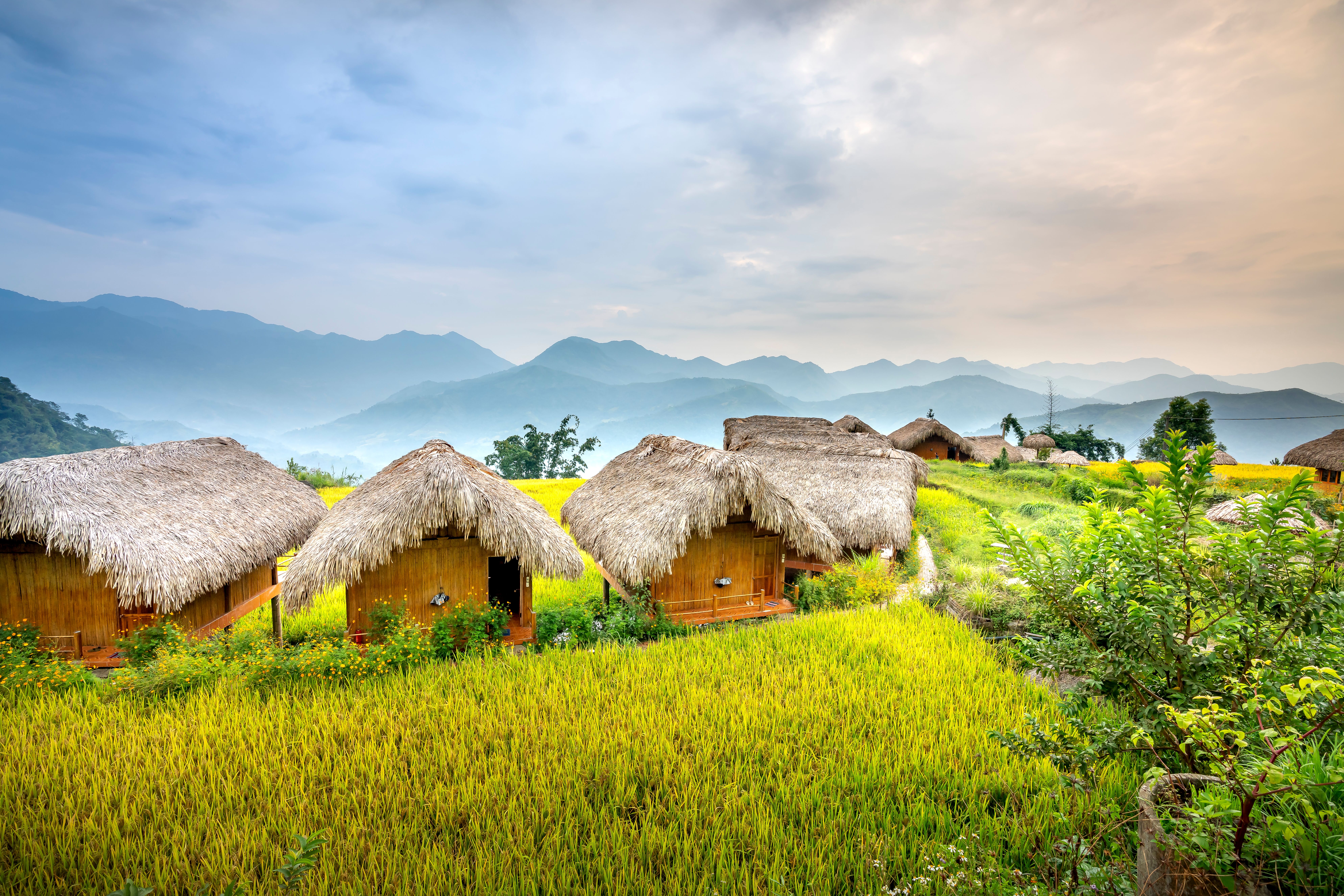 settlement-with-bungalows-located-near-mountains-in-countryside-free