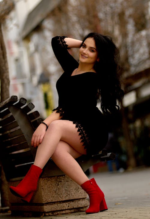 Fotobanka s bezplatnými fotkami na tému atraktívny, červené topánky, čierne šaty
