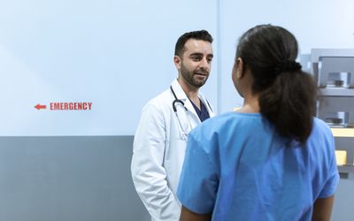 Mô hình hành nghề y kép của Alberta làm phức tạp thêm hệ thống quá tải: bác sĩ cấp cứu
