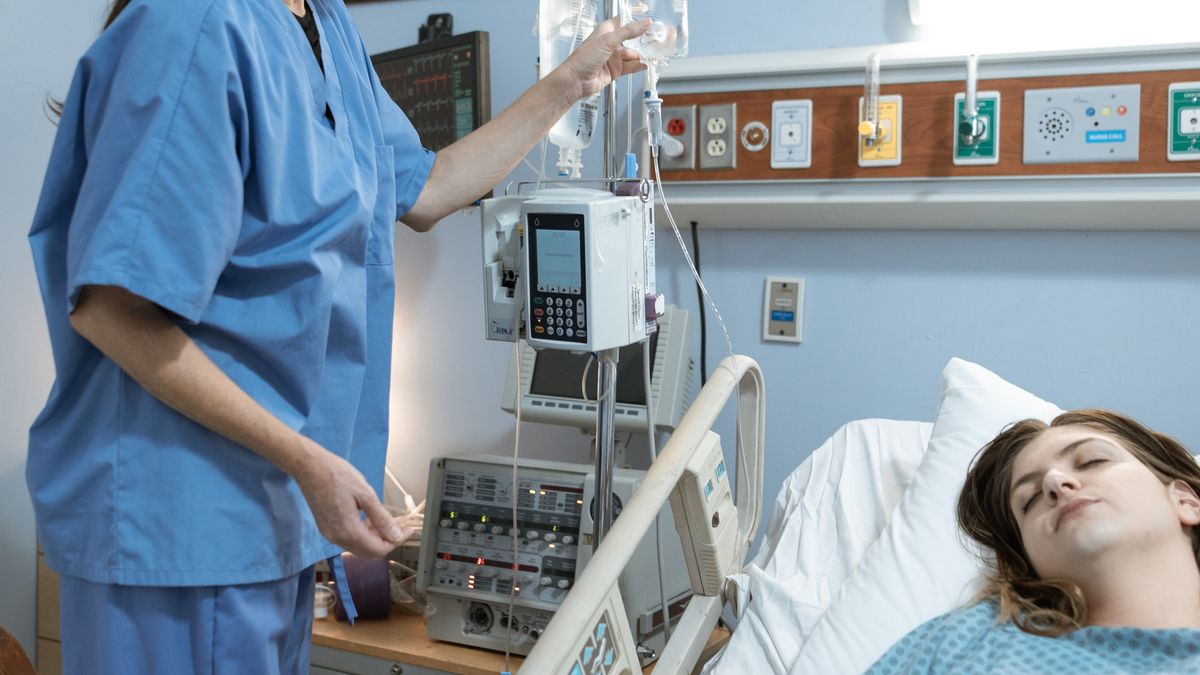 Полиция Чианграя разыскивает водителя, сбившего мотоцикл и скрывшегося с места происшествия.