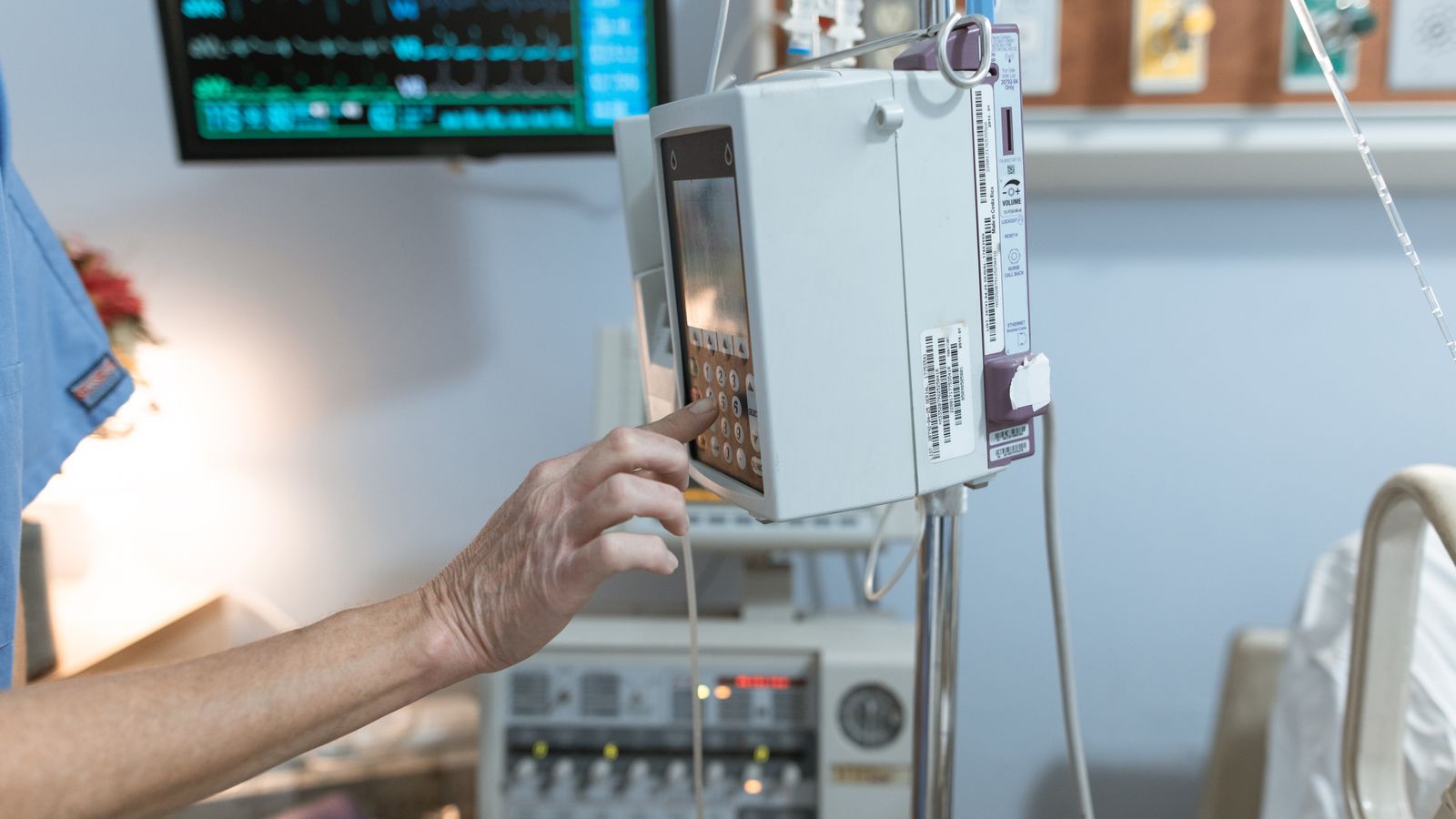 Infusion pump and patient monitor in a clinical room