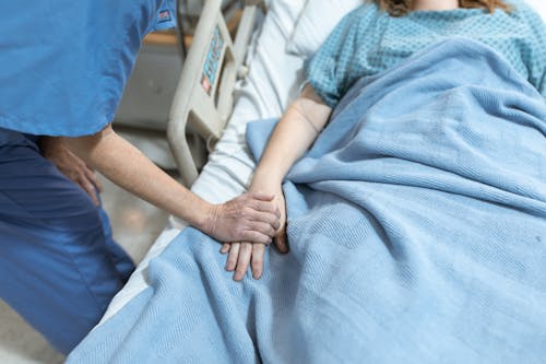 Photo libre de droit de Homme Patient Dans Un Lit Dhôpital Manger