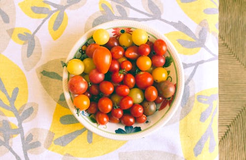 免费 碗西红柿在纺织品上 素材图片