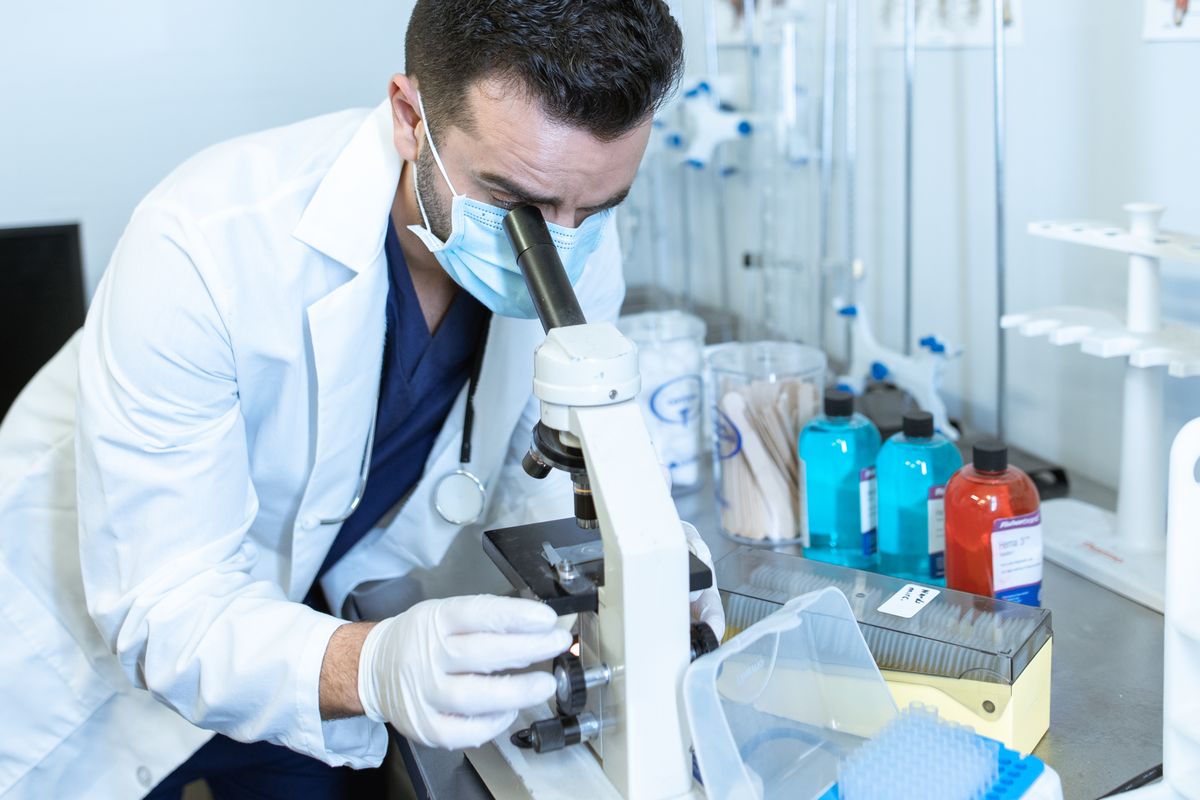 Profesional trabajando en control de calidad farmacéutico