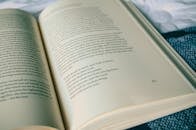 一本打开的书特写，文字清晰可见，背景舒适，非常适合教育主题