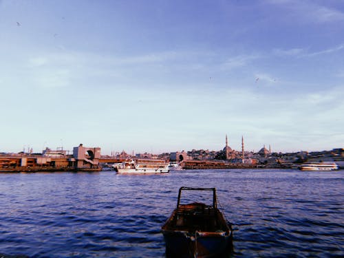 Δωρεάν στοκ φωτογραφιών με αστικό τοπίο, βάρκα, θάλασσα