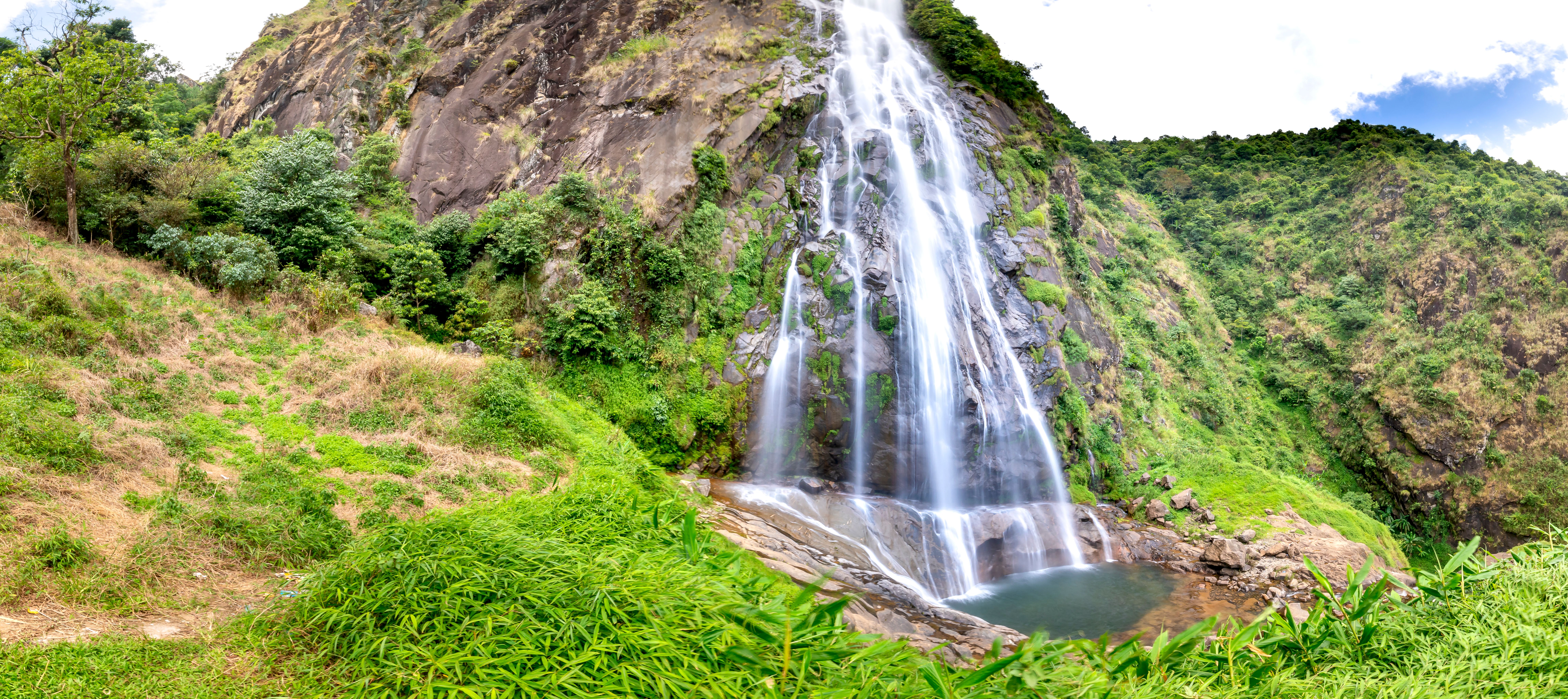 Waterfall on green ridge with shrubs in summer · Free Stock Photo
